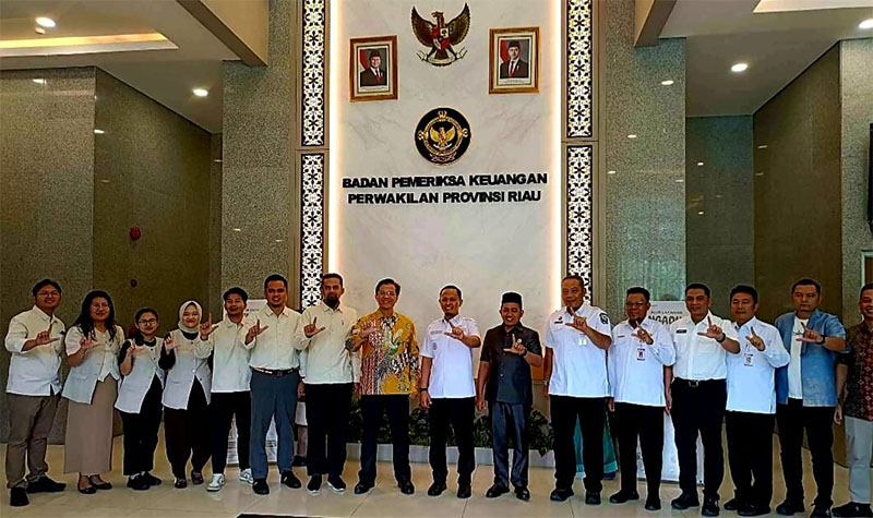 Penyerahan LHP dihadiri oleh Wali Kota (Wako) Pekanbaru, Agung Nugroho.