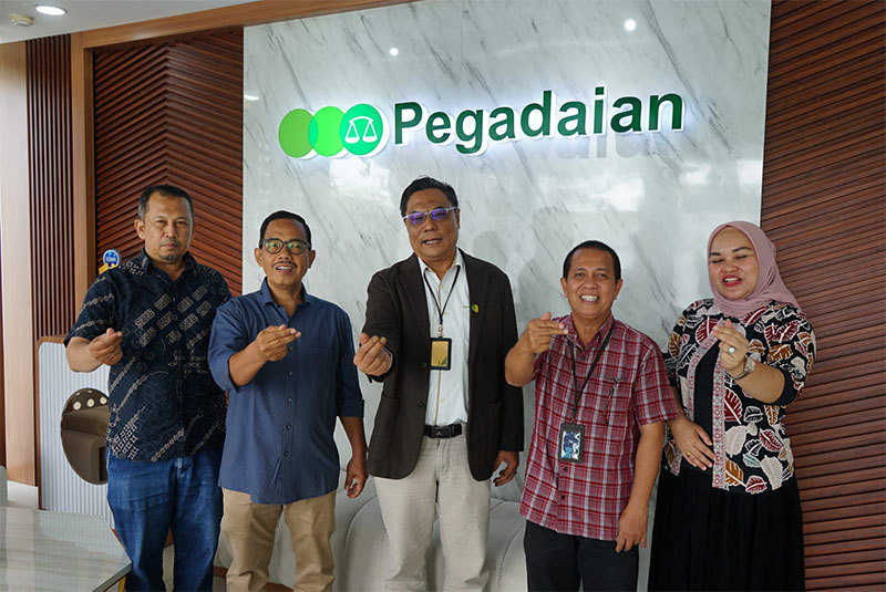Pemimpin Wilayah II Pegadaian Pekanbaru Agus Riyadi, Kepala Bagian Humas dan Protokol Deswizar, Direktur Riau Pos Asmawi Ibrahim dan Penanggung Jawab Iklan Tengku Rasmin foto bersama, Kamis (12/2).