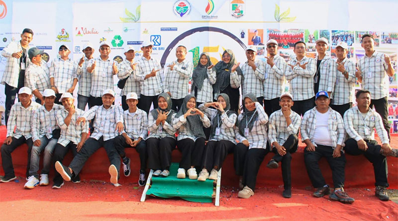 Pengurus BUMDesa Amanah Bukit Gajah Kecamatan Ukui Kabupaten Pelalawan foto bersama usai melaksanakan MDPT tahun buku 2025, Rabu (11/2//2025) sore.