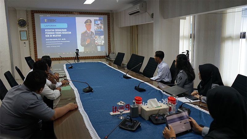 Tim Divisi Peraturan Perundang-Undangan dan Pembinaan Hukum Kanwil Kemenkum Riau mengikuti sosialisasi Pedoman Kegiatan Badan Strategi Kebijakan Hukum Wilayah Tahun Anggaran 2026 secara virtual,