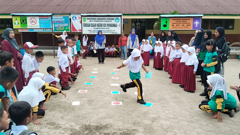 Aktivitas murid di salah satu sekolah dasar di Kecamatan Rengat Barat belum lama ini.