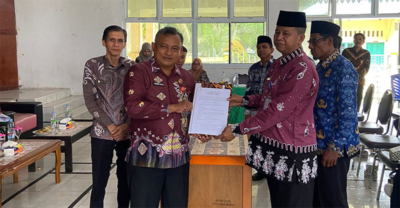 Kepala Bappeda Litbang, Hendra Rosa SSi menerima aspirasi masyarakat Kecamatan Inuman saat Musrenbang RKPD tahun 2027, Kamis (12/2/2026).