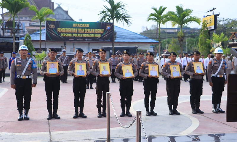 Prosesi ditandai dengan penempatan foto personel yang diberhentikan dalam barisan upacara di Halaman Mapolres Inhil, Kamis (12/2/2026).