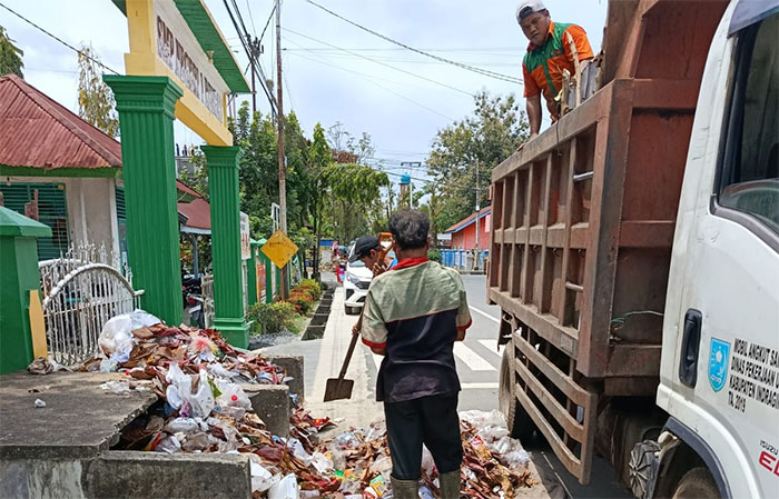 Petugas dari Dinas Lingkungan Hidup (DLH) mulai mengangkut sampah yang sebelumnya sempat terkendala, Kamis (12/2/2026).