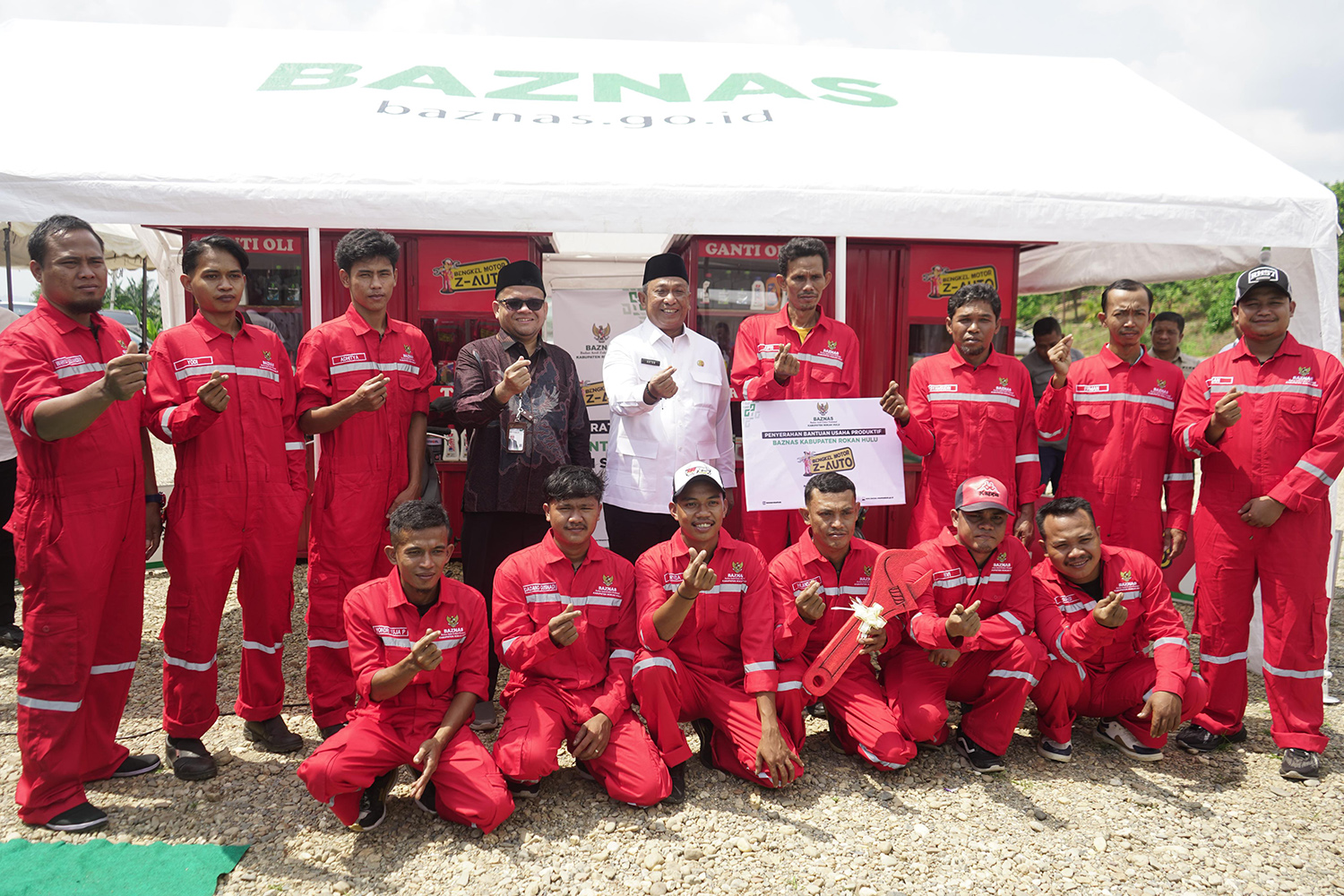 Bupati Rohul Anton ST MM (baju putih) foto bersama usai menyerahkan secara simbolis bantuan Baznas Rohul untuk usaha produktif Z-Auto kepada 13 Mustahik di belakang Masjid Agung Islamic Center Rohul.