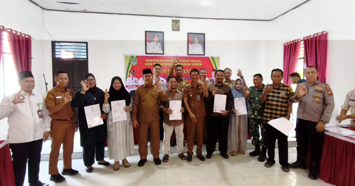 Wabup Rohul H Syafaruddin Poti SH MM foto bersama usai menyerahkan sertifikat halal dan Perizinan Berusaha di aula Kantor Camat Tandun, Selasa (10/2/2026).