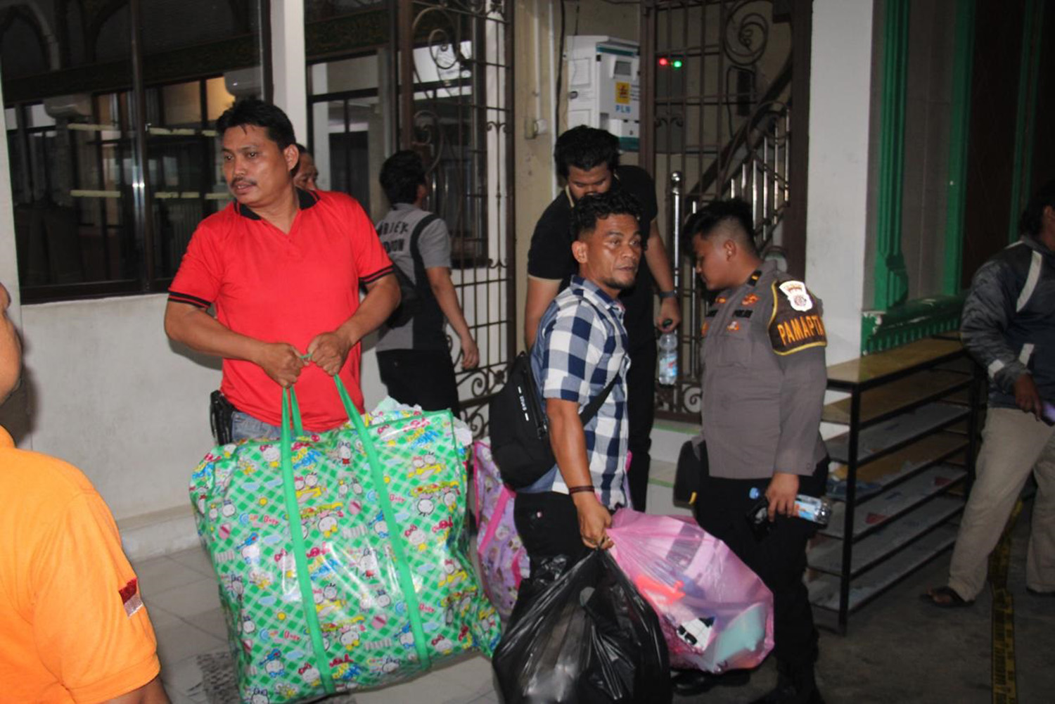 Petugas kepolisian melakukan pengecekan tas yang  sempat dicurigai berisi bom di Masjid Raya Al Khairat, Jalan Mangga, Kecamatan Sukajadi, Selasa (10/2/2026) malam.