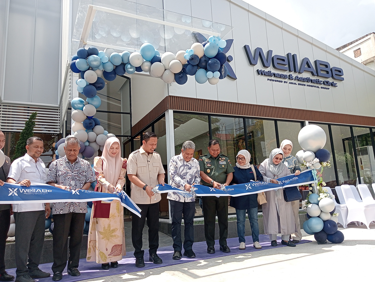 CEO Awal Bros Group Arfan Awaloeddin (lima kanan) bersama Wali Kota Pekanbaru Agung Nugroho (empat kiri) dan jajaran komisaris Awal Bros Group melakukan pemotongan pita.