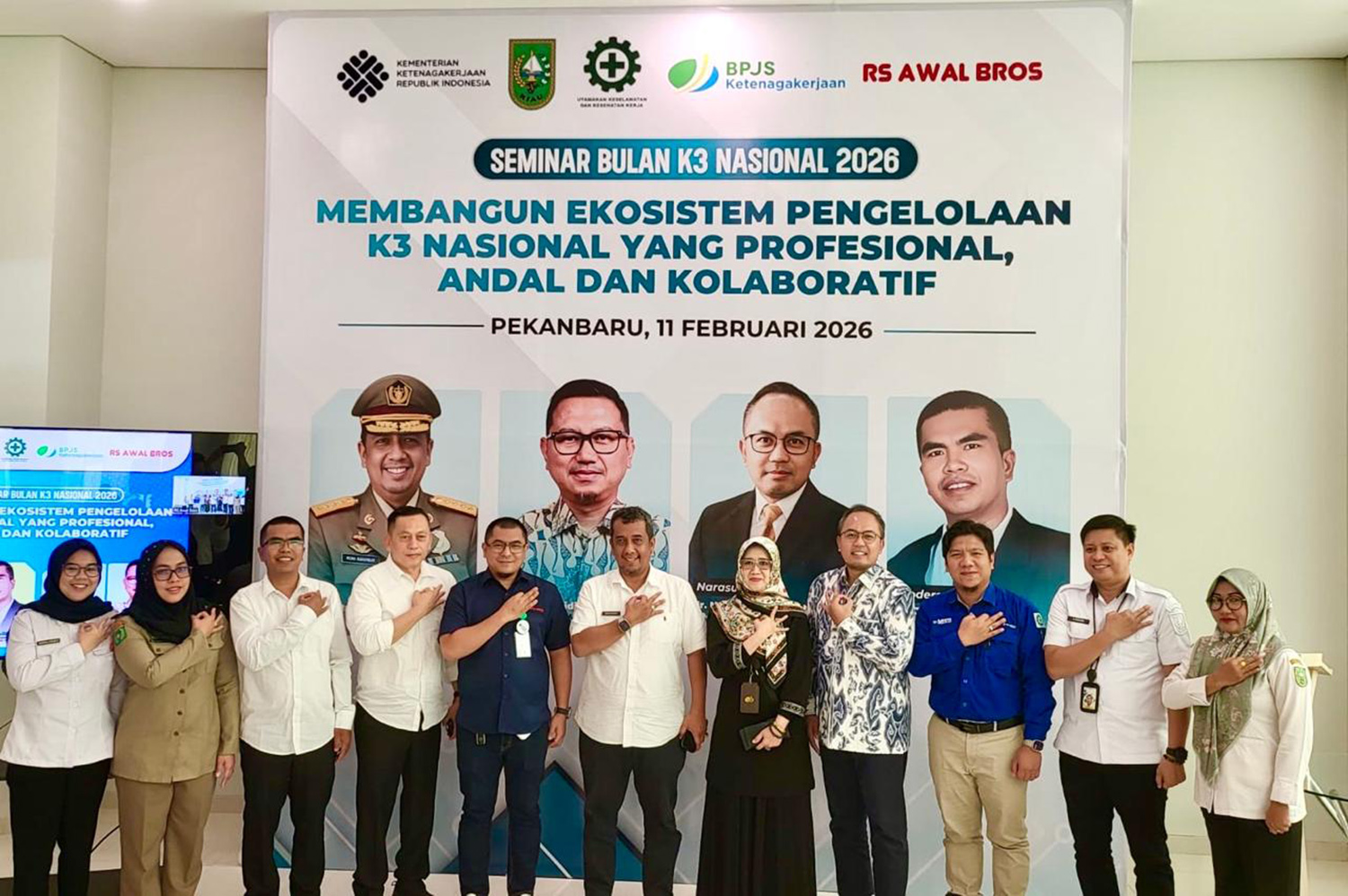 Kepala Dinas Tenaga Kerja dan Transmigrasi Provinsi Riau Roni Rakhmat (tengah) foto bersama perwakilan BPJS Ketenagakerjaan Kanwil Sumbar- Riau Kepri.