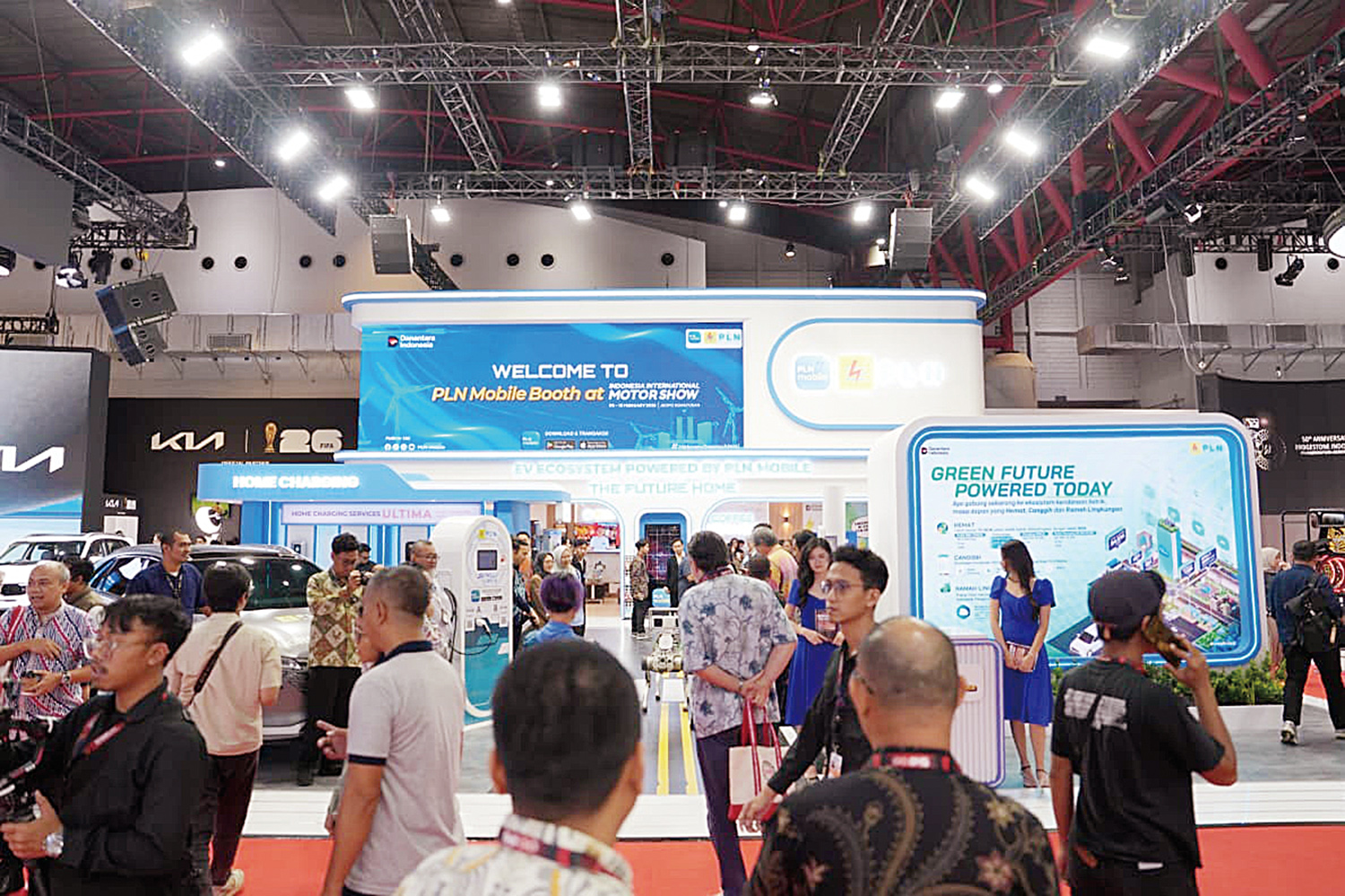 Tampilan booth PLN pada IIMS 2026 yang menyajikan beragam layanan khusus bagi ekosistem kendaraan listrik.
