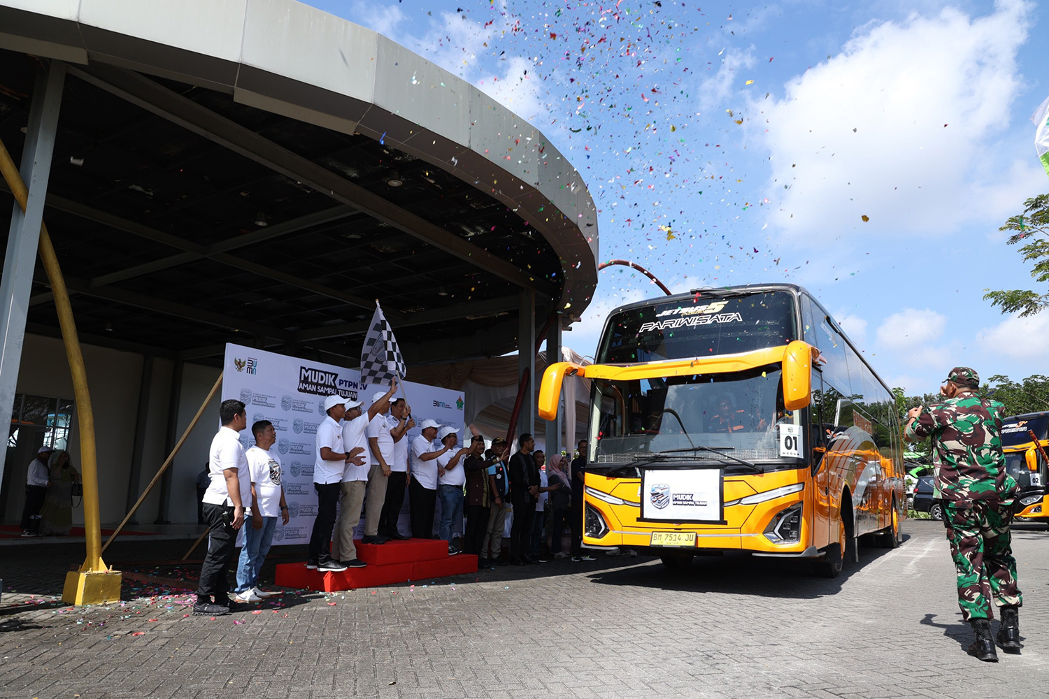 Manajemen PTPN IV PalmCo saat melepas peserta mudik, beberapa waktu lalu.