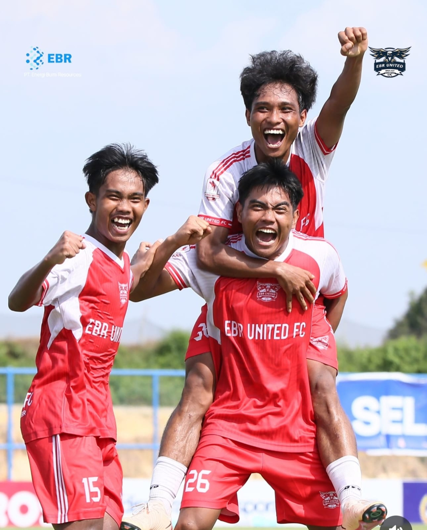 Para pemain EBR FC melakukan selebrasi usai mencetak gol ke gawang Wahana FC dalam pertandingan Babak 4 Besar RS Awal Bros Liga 4 Riau musim 2025/2026 di Stadion Gelora Hangtuah Pekanbaru, Rabu (11/2/