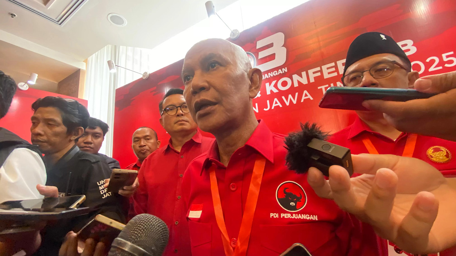 Ketua DPP PDI Perjuangan Said Abdullah memberikan keterangan kepada sejumah wartawan terkait independensi Bank Indonesia dan Otoritas Jasa Keuangan di Jakarta, baru-baru ini.