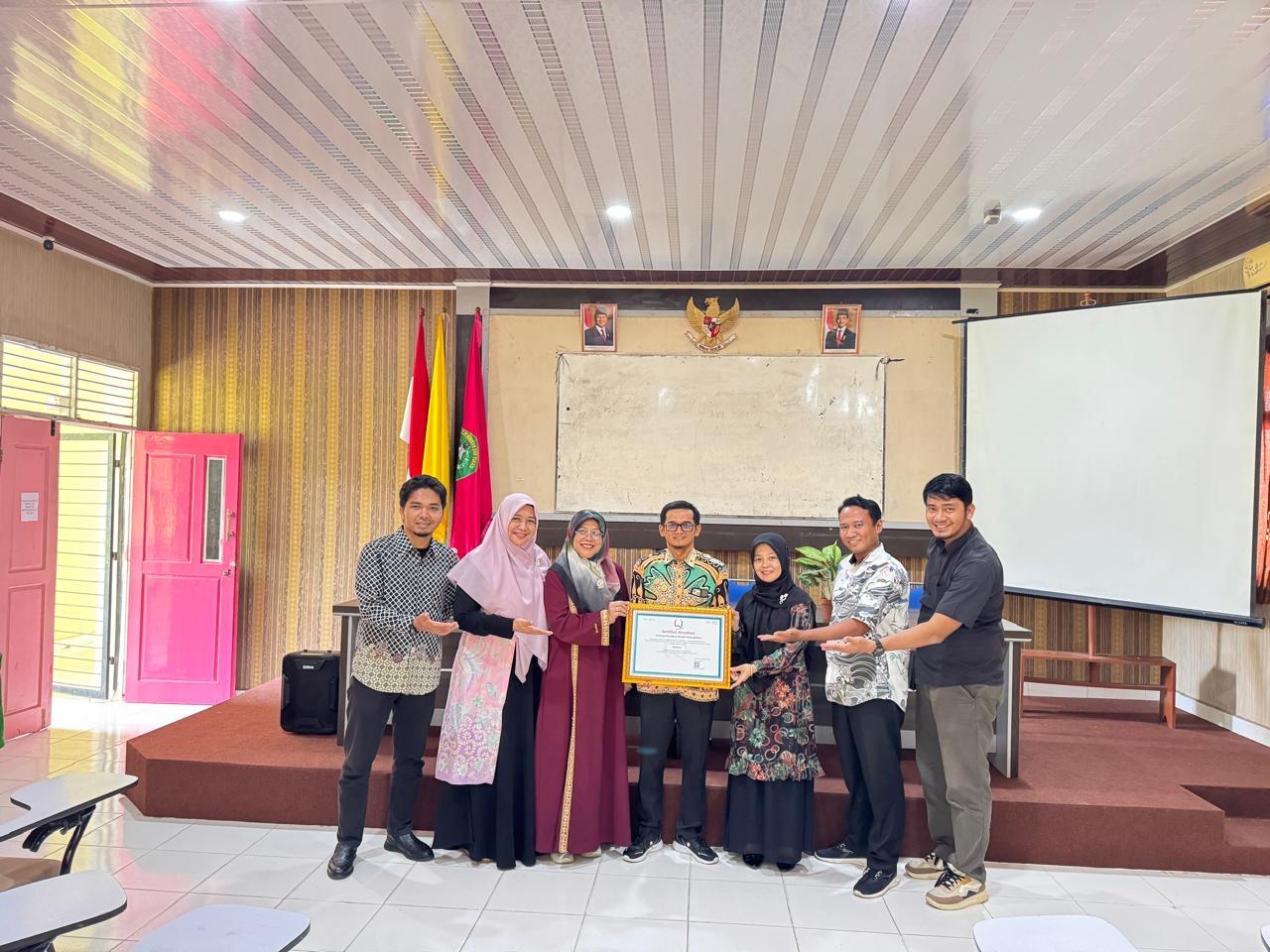 Ketua Prodi Pendidikan Biologi FADIKSI Unilak Assoc Prof Riki Zaputra SPd MPd foto bersama para pimpinan FADIKSI lainnya, Kamis (12/2/2026).