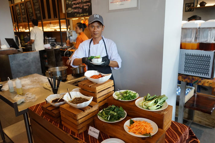 Chef Hotel Batiqa memperlihatkan Mie Lamian yang menjadi salah satu menu andalan, Kamis (12/2/2026).