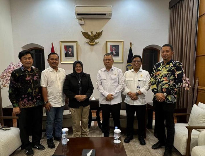 Bupati Siak Afni Z, Komisaris PT Samudera Siak Didik Herwanto foto bersama Menteri Perhubungan RI Dudi Purwagandhi, di ruang kerjanya, Kamis (12/2/2026).