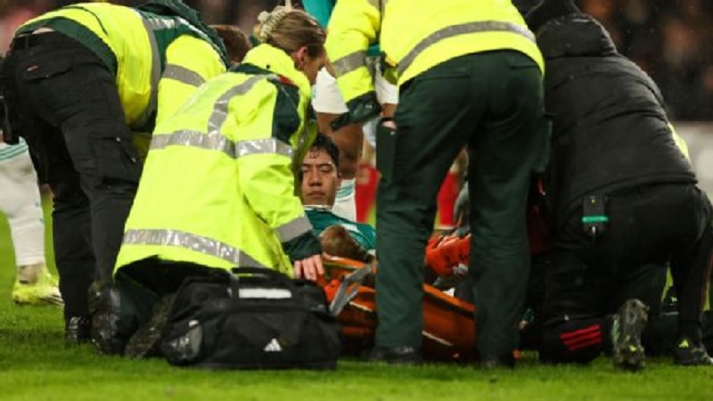 Wataru Endo menerima perawatan saat Liverpool meraih meraih kemenangan 1-0 atas tuan rumah Sunderland.