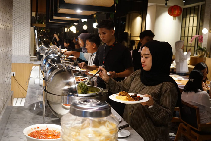 Pengunjung menikmati menu makanan yang dihidangkan oleh Hotel Grand Zuri Pekanbaru, Kamis (12/2/2026).