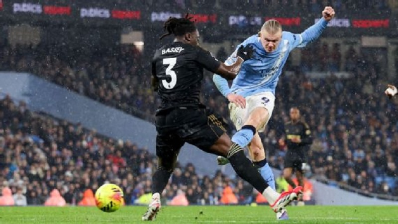 Erling Haaland mencetak gol ketiga timnya melawan Fulham sebelum ia meminta untuk diganti di babak pertama.