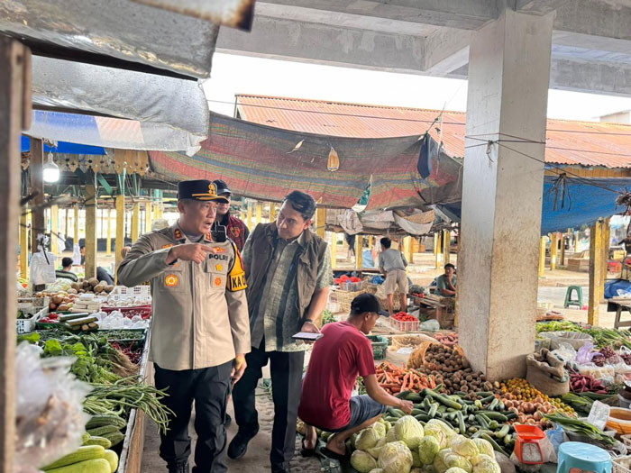 Kapolres Rohil AKBP Isa Imam Syahroni bersama Kepala Disperindagsar saat meninjau pasar tradisional Ujung Tanjung, Kamis (12/2/2026).