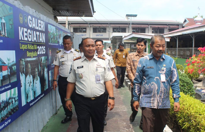 Kalapas Bengkalis Priyo Tri Laksono bersama Kadispersip Bengkalis Hendrik Dwi Yatmoko saat berada di lapas Bengkalis, Kamis (12/2/2026).
