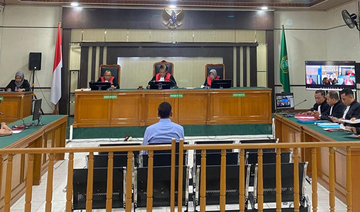 Mantan Ketua DPRD Kuansing Muslim (kemeja biru) menghadapi tuntutan JPU di Pengadilan Tipikor Pekanbaru pada Kamis (12/2/2026).
