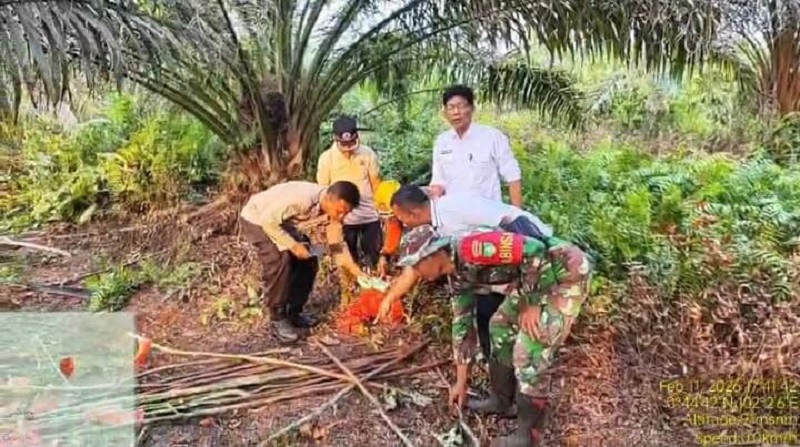 Kepala BPBD Kabupaten Siak Novendra Kasmara bersama timnya memperlihatkan kayu yang digunakan sebagai alat untuk membakar di Kampung Adat Kampung Tengah, Kecamatan Mempura, Rabu (11/2/2026).