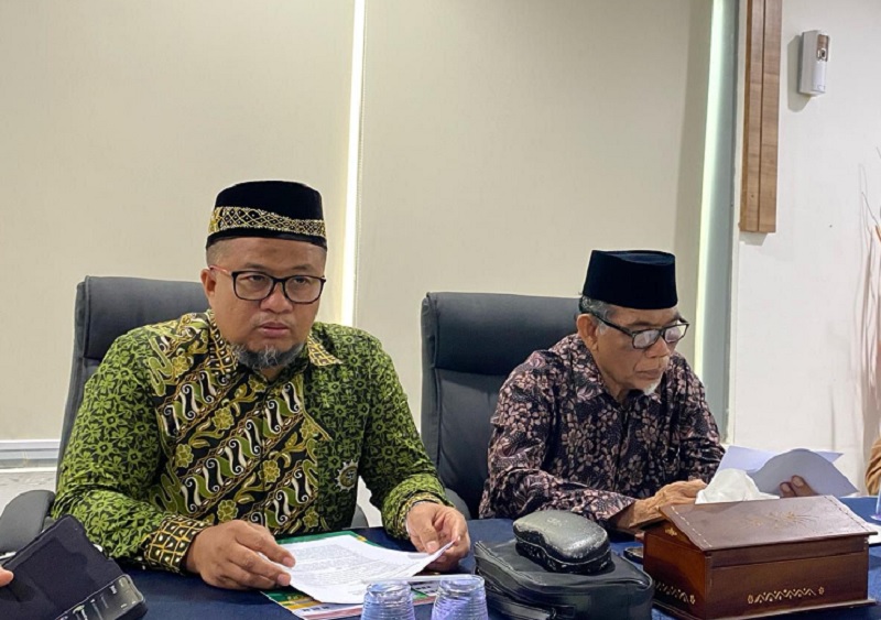 Wakil Ketua PW Muhammdiyah Riau Dr Imron Rosyadi (kiri) saat menyampaikan keterangan pers di kampus Umri, Kamis (12/2/2026).