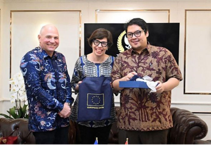 Wakil Ketua BKSAP DPR RI Ravindra Airlangga dalam pertemuan dengan Duta Besar Uni Eropa untuk RI dan Brunei Darussalam H.E. Denis Chaibi di Komplek Parlemen, Jakarta, Kamis (12/2/2026).