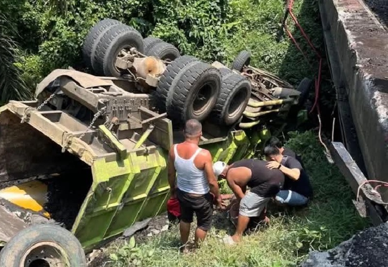 Truk batu bara dari arah Kliran Jao-Sumbar terjungkal saat melintasi jalan tikungan di Desa Kasang Kecamatan Kuantan Mudik, Rabu (11/2/2026) siang.