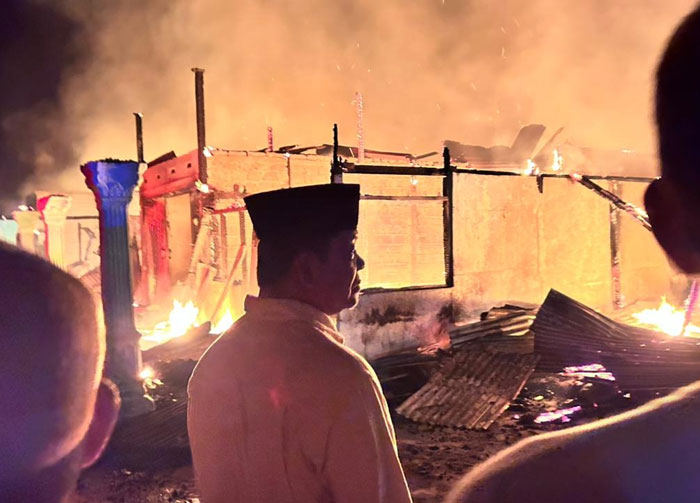 Wabup Rohul H Syafaruddin Poti SH MM turun kelokasi terbakarnya puluhan ruko dan rumah warga di Pasar Rabu Pekan Tebih, Kecamatan Kepenuhan Hulu, Rabu (11/2/2026) malam.