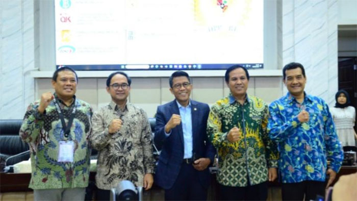 Ketua Komisi XI DPR RI Mukhamad Misbakhun foto bersama usai RDPU dengan akademisi dan pelaku industri keuangan di Gedung Nusantara I, DPR RI, Senayan, Jakarta, Kamis (12/2/2026).