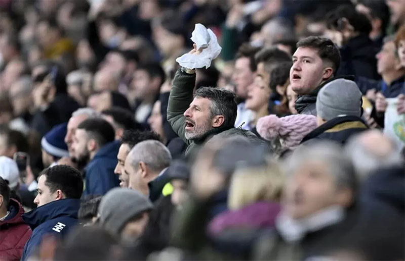 Fans Real Madrid melambaikan sapu tangan putih pertanda protes.