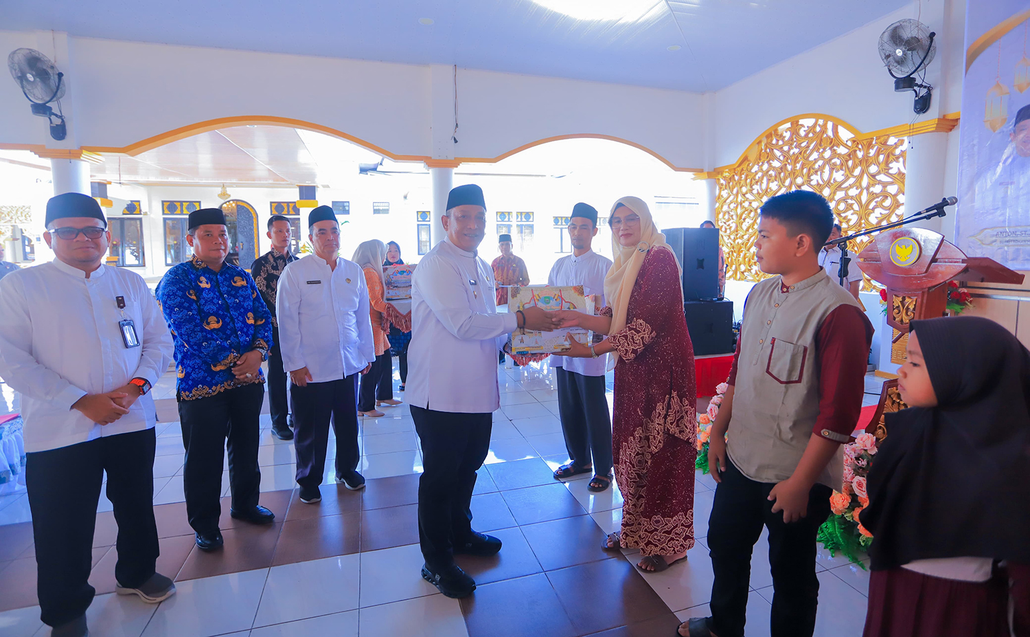 Bupati Rohul Anton ST MM menyerahkan secara simbolis cendera mata kepada perwakilan ratusan mubalig dan mubaligoh di 16 kecamatan dalam acara silaturahmi pemerintah daerah.