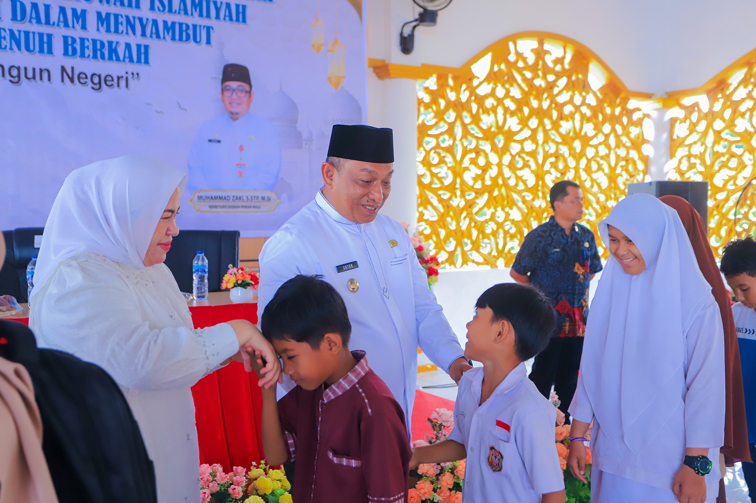 Bupati Rohul Anton ST MM didampingi istri menyalami anak yatim piatu usai menyerahkan santunan dalam menyambut bulan Ramadan 1447 H di Pendopo Rumdis Bupati Rohul, Kamis (12/2/2026).