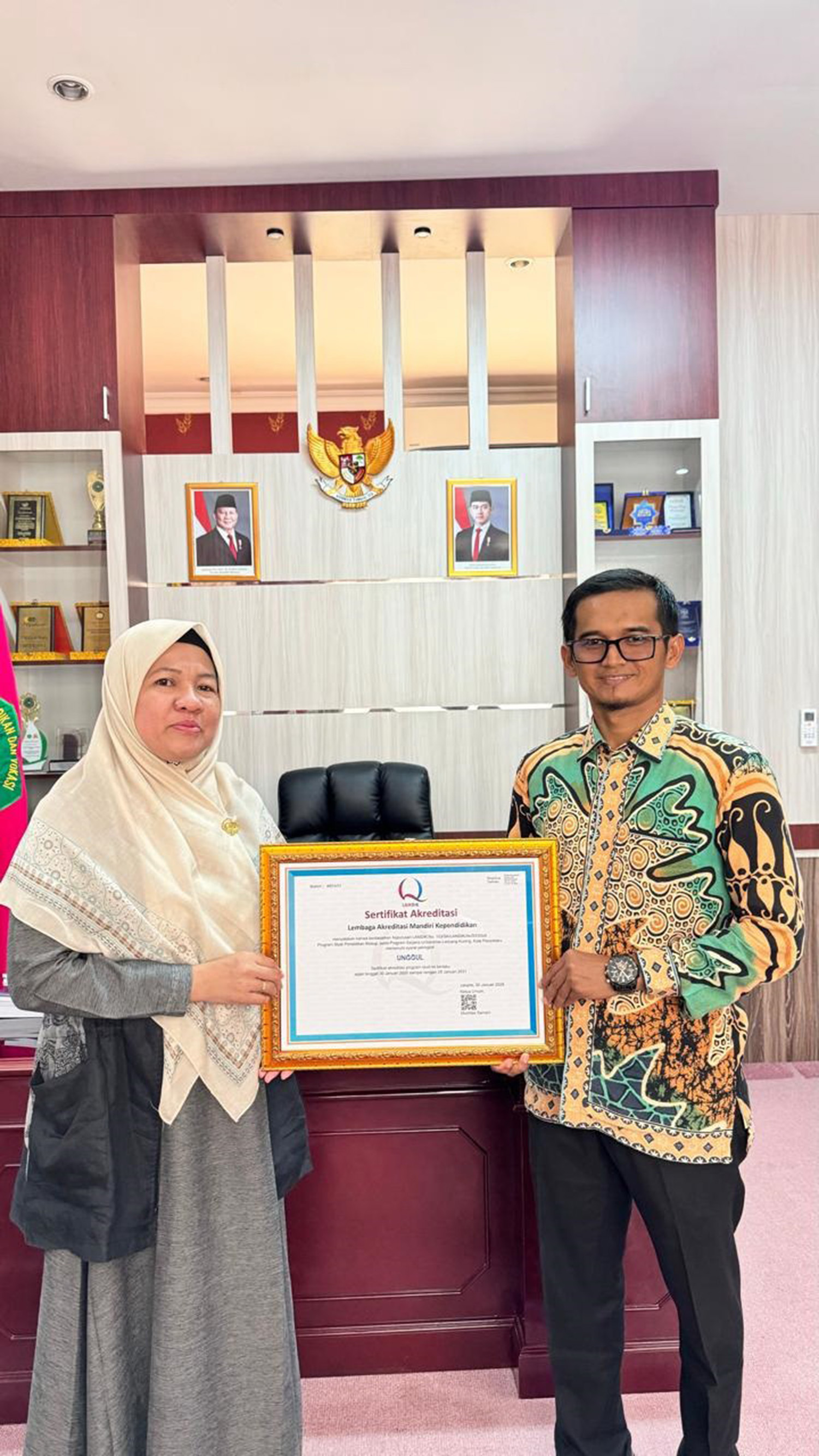 Ketua Prodi Pendidikan Biologi Fadiksi Unilak Assoc Prof Riki Zaputra SPd MPd dan Dekan Fadiksi Unilak Assoc Profesor Dr Herlinawati memperlihatkan sertifikat akreditasi unggul, Kamis (12/2/2026).