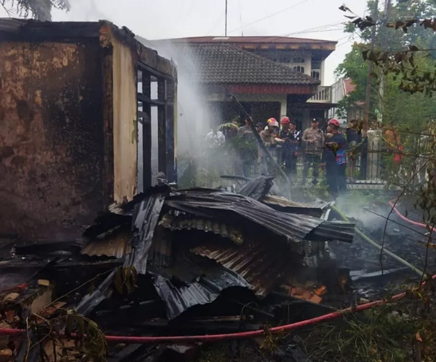 Petugas Damkar Kota Pekanbaru memadamkan api yang membakar satu unit rumah kontrakan di Jalan Rajawali, Kelurahan Kampung Melayu, Kecamatan Sukajadi, Kamis (12/2/2026) pagi.