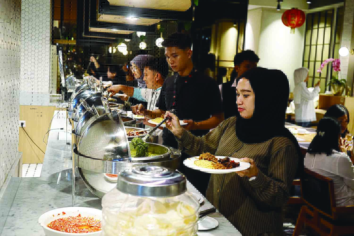 Pengunjung menikmati menu makanan yang dihidangkan Hotel Grand Zuri Pekanbaru, Kamis (12/2/2026).