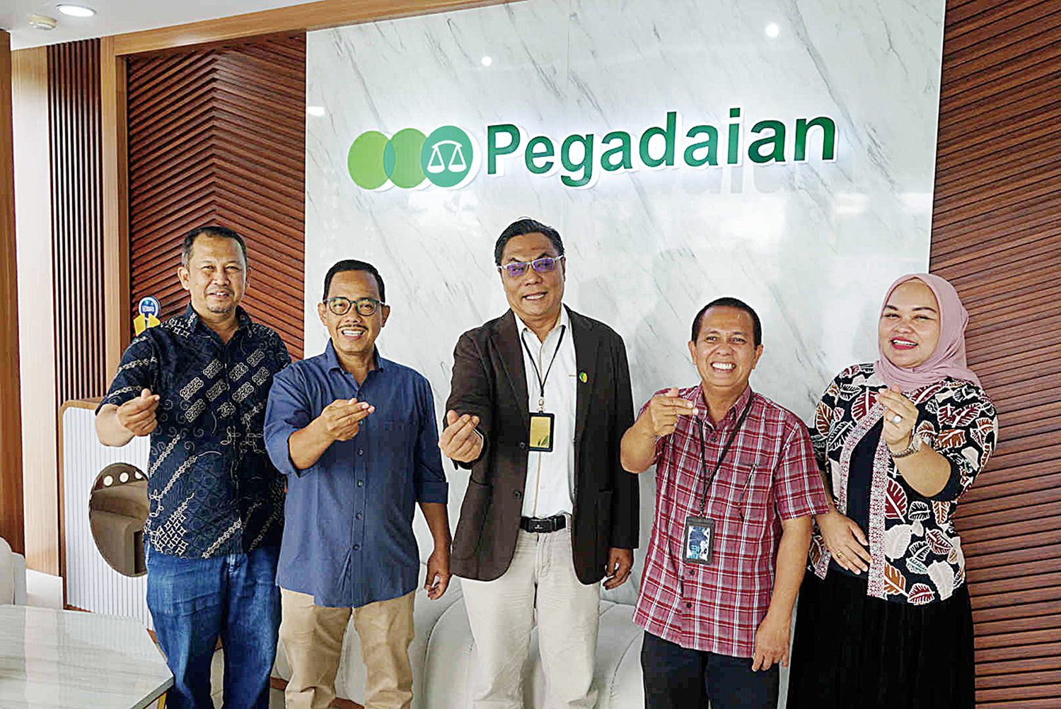 Pemimpin Wilayah II Pegadaian Pekanbaru Agus Riyadi (tengah) , Kepala Bagian Humas dan Protokol Deswizar (dua kanan) , Direktur Riau Pos Asmawi Ibrahim (dua kiri), Penanggung Jawab Iklan Tengku Rasmin (iklan), Tim iklan Riau Pos Dewi Susanti (kanan) foto