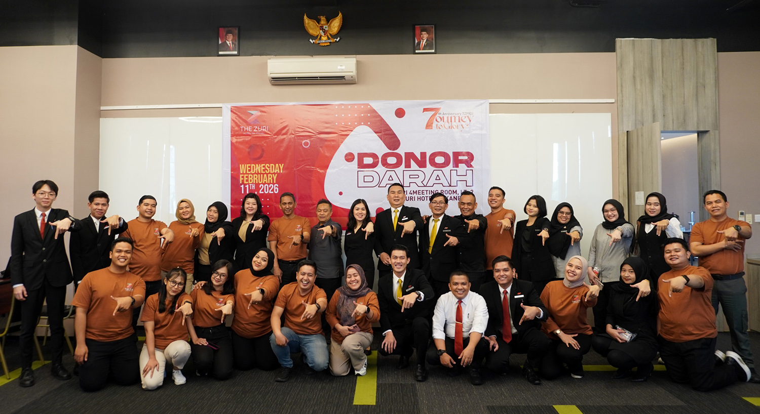 Jajaran The Zuri Hotel Pekanbaru saat merayakan Anniversary The Zuri Pekanbaru dengan meng&shy;ge&shy;lar donor darah di Pekanbaru, baru-baru ini.