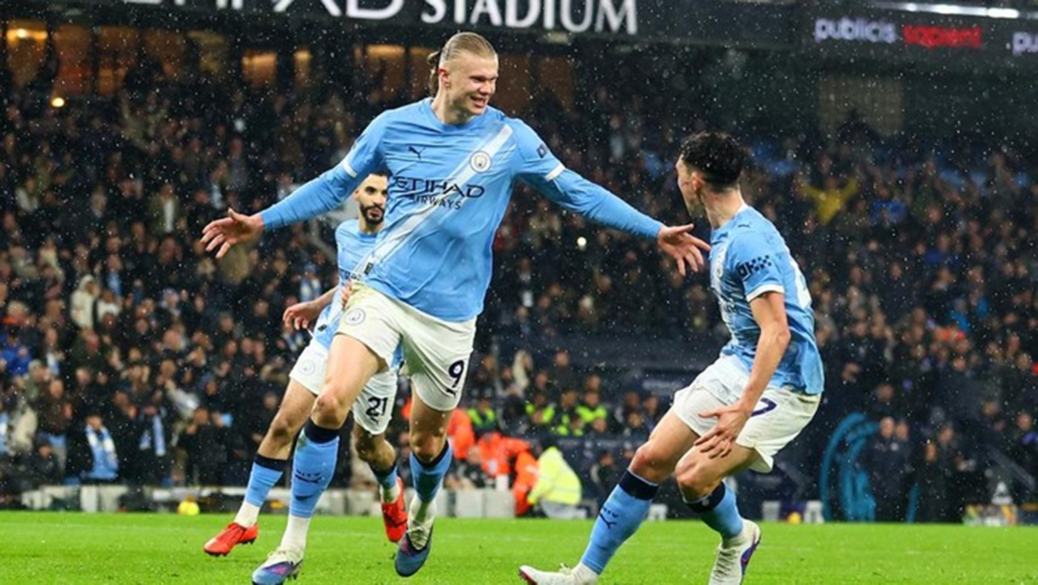 Striker Manchester City Erling Haaland melakukan selebrasi bersama rekan-rekannya usai mencetak gol ke gawang Fulham pada lanjutan Liga Inggris di Stadion Etihad pada Kamis (12/2/2026) dinihari.