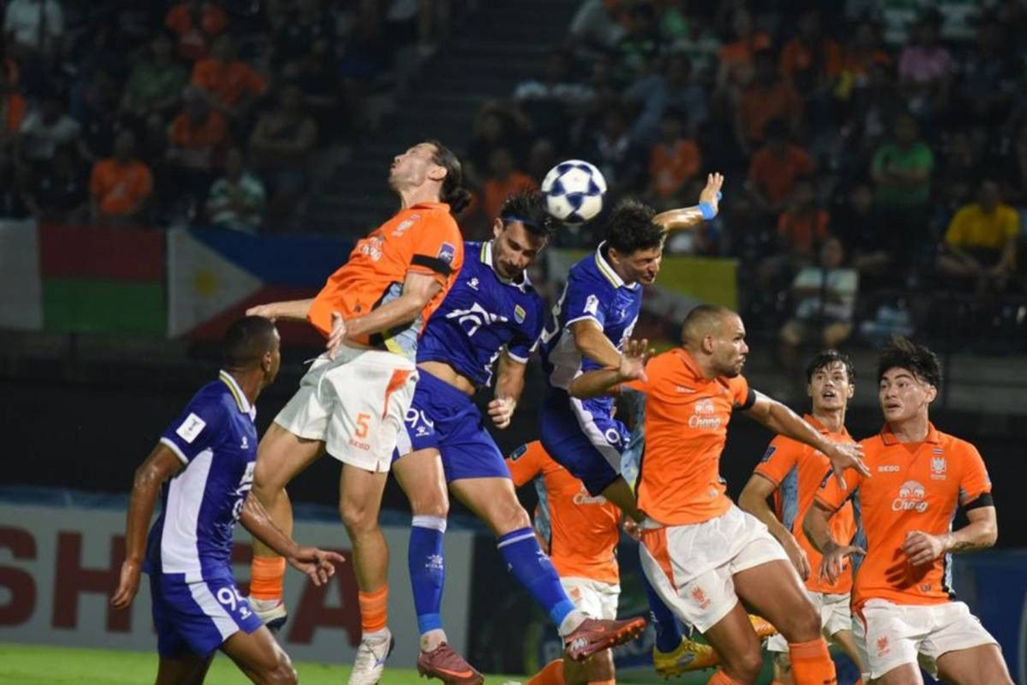 Para pemain Persib Bandung dan Ratchaburi FC berduel dl udara pada leg pertama 16 Besar ACL 2 di Ratchaburi Stadium, NaMuanh, Thailand, Rabu (11/2/2026).
