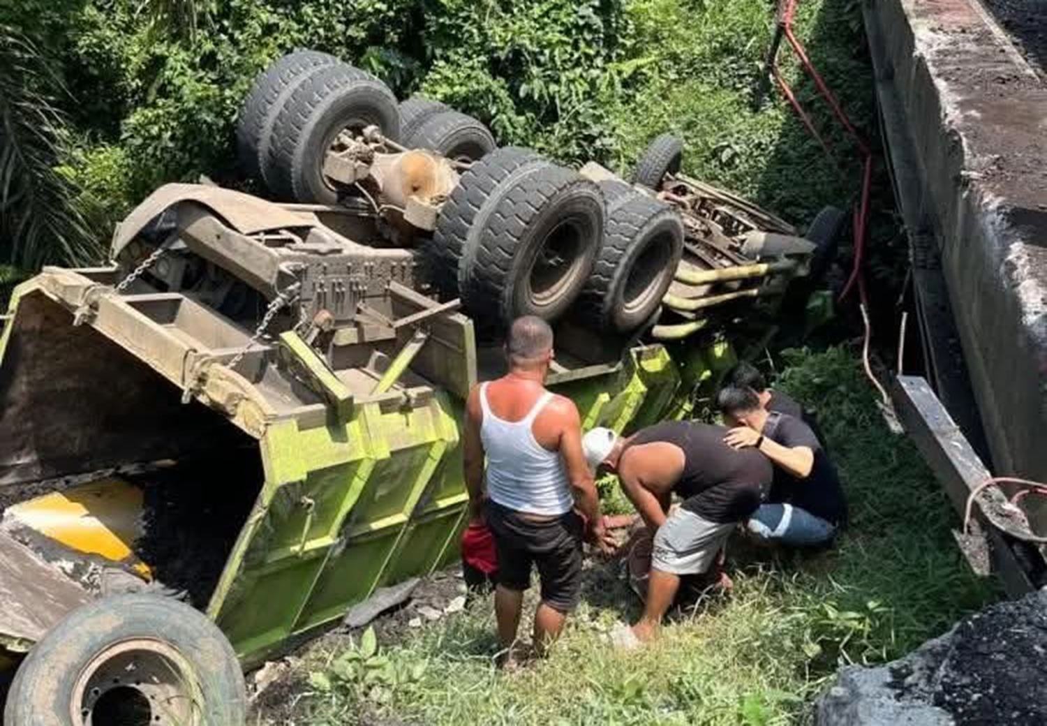 Masyarakat dibantu petugas kepolisian Polres  Kuansing  mengevakuasi  sopir yang terjepit di ruang kabin truk batubara yang mengalami kecelakaan tunggal di Desa Kasang, Kecamatan Kuantan Mudik.