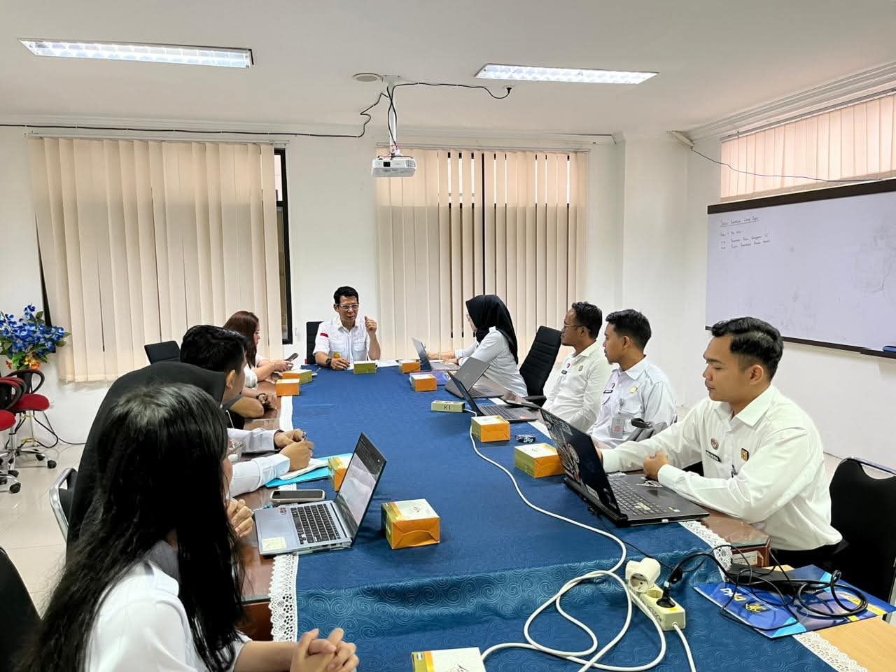 Kepala Divisi Pelayanan Hukum Kanwil Kemenkum Riau Febri Mujiono (paling belakang) memimpin rapat tindaklanjut aduan dugaan pelanggaran hak cipta pada Rabu (11/2/2026).
