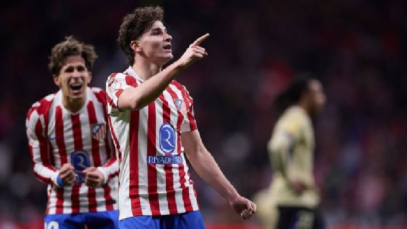Juli&aacute;n &Aacute;lvarez mencetak gol keempat Atletico Madrid dalam kemenangan telak mereka atas Barcelona.