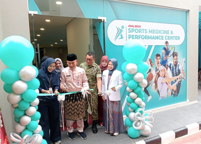 Direktur RS Awal Bros A Yani dr Prima Aprianti (kiri), Kadiskes Pekanbaru Hazli Fendriyanto, SSTP,MSi dan jajaran dokter memotong pita saat peresmian layanan Sport Medicine & Performance Center