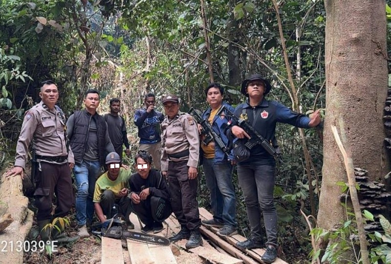 Kapolsek Singingi Hilir, Iptu Alfredo Krisnata Kaban (dua kiri) dan personel berhasil mengamankan dua pelaku Ilog di kawasan Suaka Marga Satwa Bukit Rimbang Bukit Baling, Desa Koto Baru.