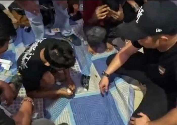 Petugas saat mengamankan tiga pria yang diduga sebagai kurir beserta barang bukti sabu, pada Rabu (11/2/2026) malam di Jalan Labersa, Kelurahan Simpang Tiga, Kecamatan Bukit Raya.