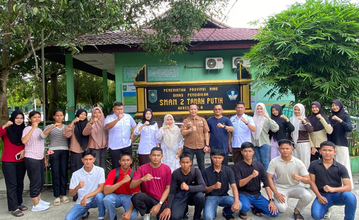 Kepala Bakesbangpol Rohil Indra Gunawan (kemeja coklat) saat hadir di SMA N 2 Tanah Putih dalam rangka Launching perdana try out serentak calon Paskibraka 2026 baru-baru ini.