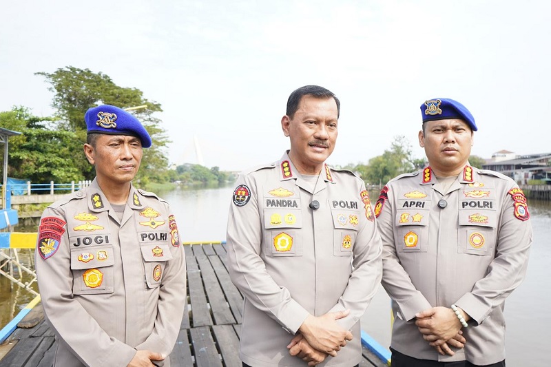 Kabid Humas Polda Riau Kombes Polisi Zahwani Pandra Arsyad (tengah) saat memberikan keterangan pers, Jumat (13/2/2026).